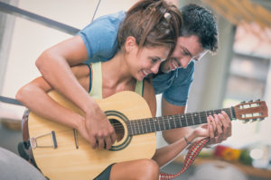 Apprendre à chanter et jouer de la guitare en même temps