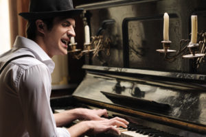 musicien chanteur au piano formazik