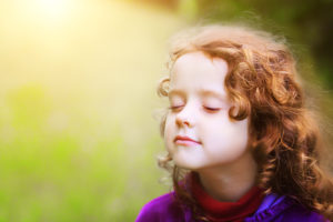 l'écran ou le temps ; enfant ressentant, les yeux fermés